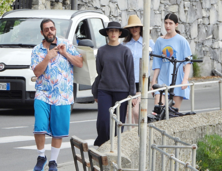 Adam Sandler si familia in italia