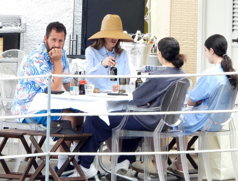 Adam Sandler si familia in italia