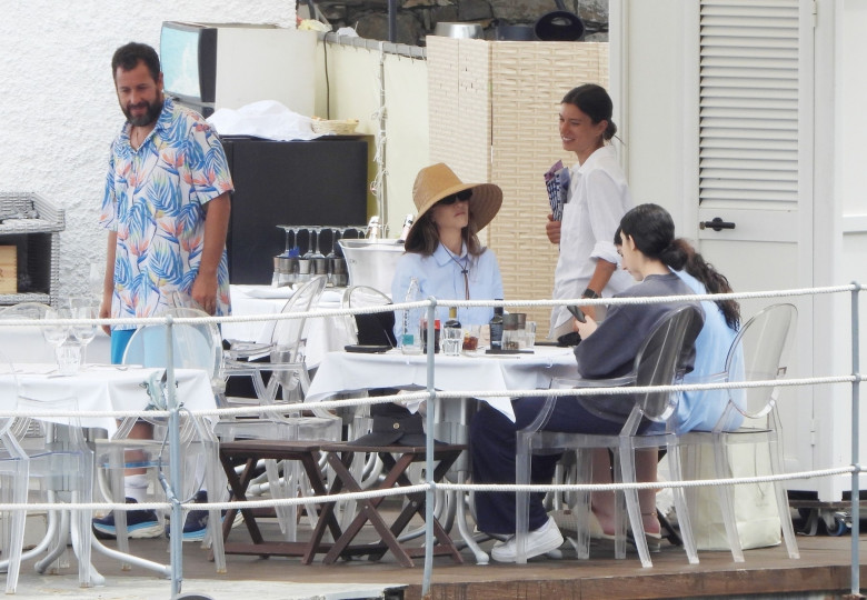 Adam Sandler si familia in italia