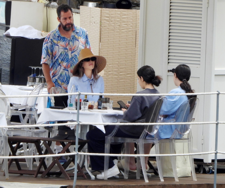 Adam Sandler si familia in italia