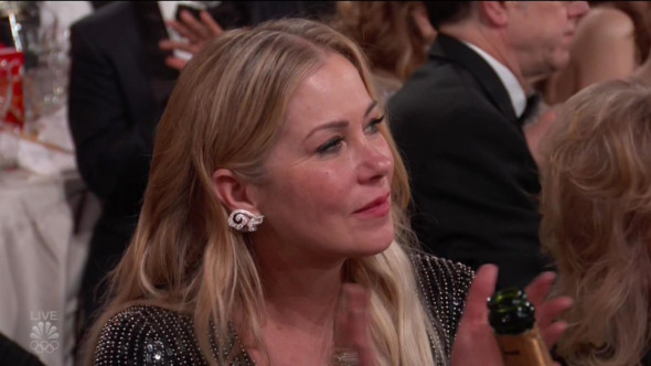 Christina Applegate, de la aeroport la spital: "Atât de multă durere. Țipam". Scleroza multiplă o afectează pe toate planurile