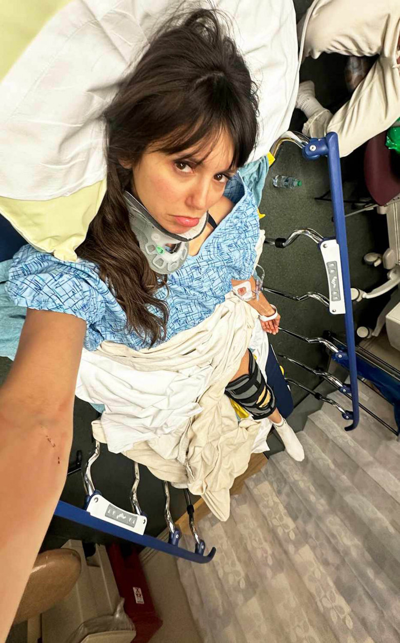 Nina Dobrev pe patul de spital/ Foto: Profimedia