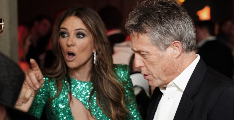 Elizabeth Hurley și Hugh Grant