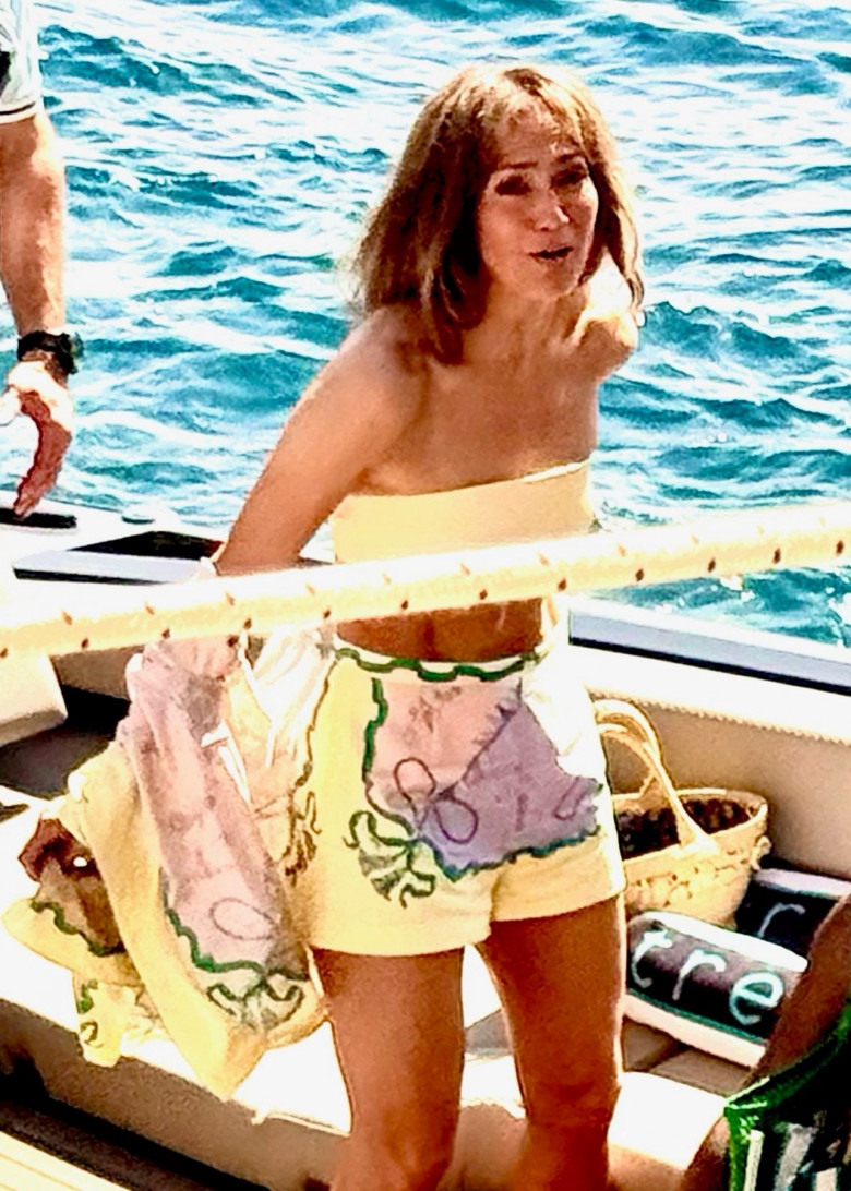 Jennifer Lopez, pe un iaht în Italia/ Profimedia