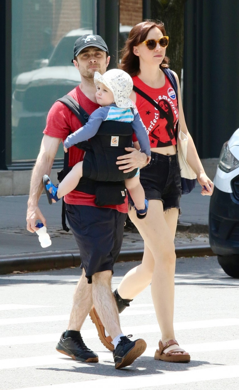 Daniel Radcliffe și Erin Darke, împreună cu fiul lor/ Profimedia