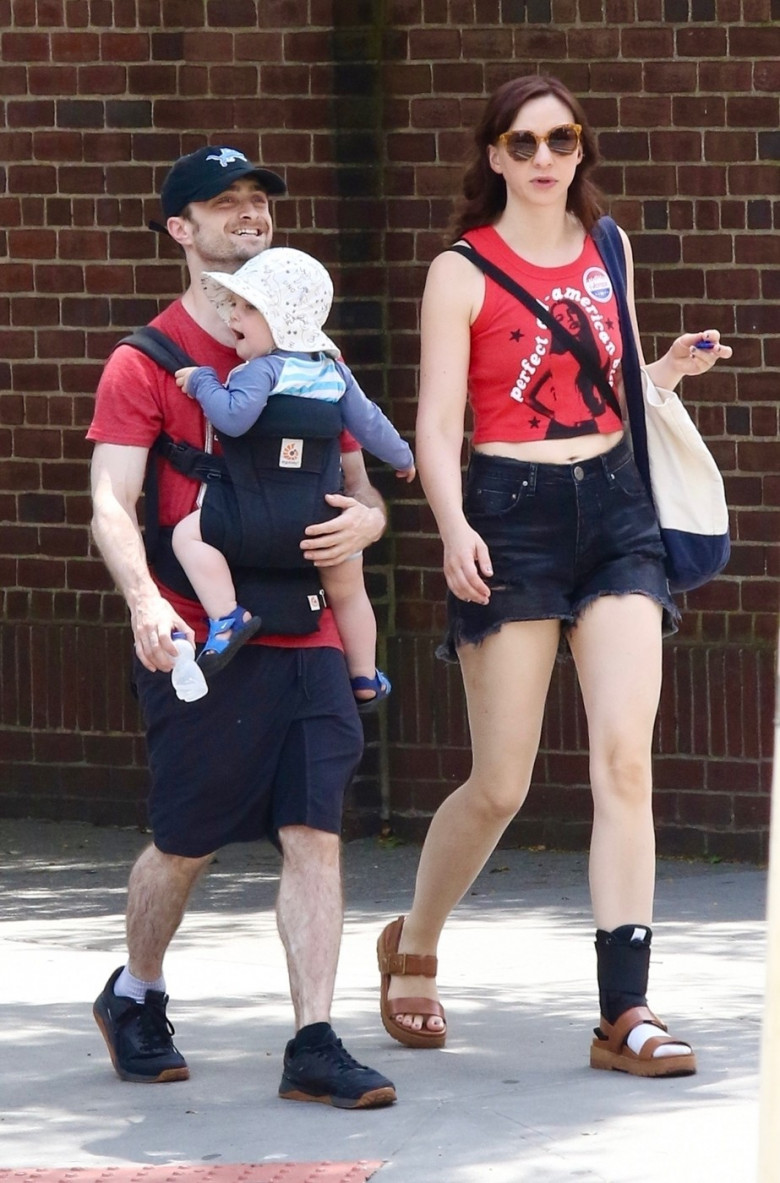 Daniel Radcliffe și Erin Darke, împreună cu fiul lor/ Profimedia