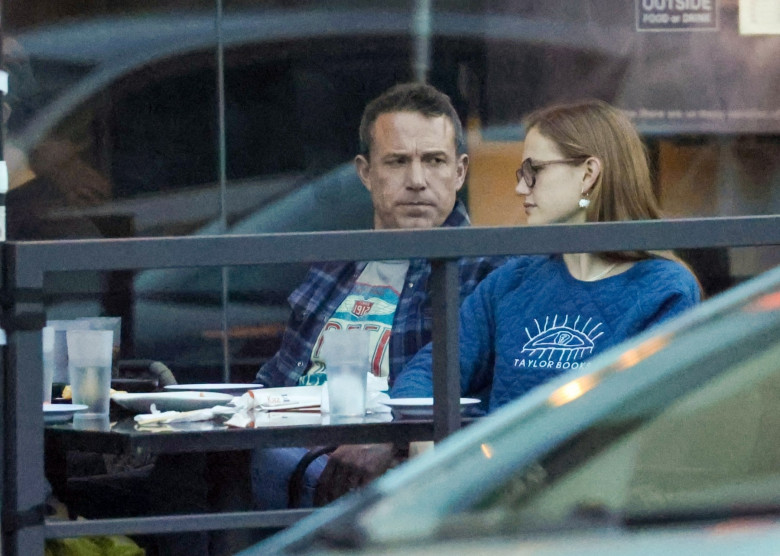 *EXCLUSIVE* Ben Affleck and Daughters have a Ramen Dinner with Friends in LA