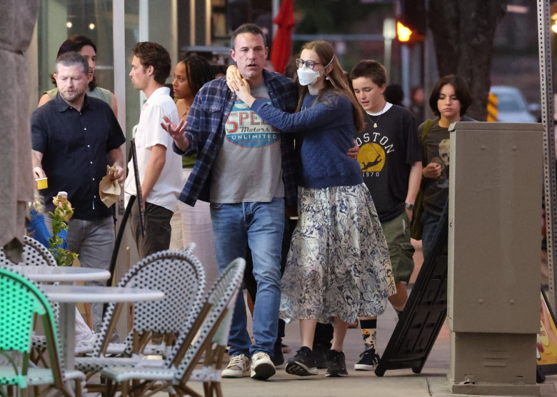 *EXCLUSIVE* Ben Affleck and Daughters have a Ramen Dinner with Friends in LA