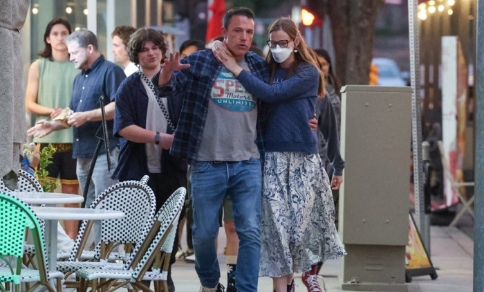 *EXCLUSIVE* Ben Affleck and Daughters have a Ramen Dinner with Friends in LA