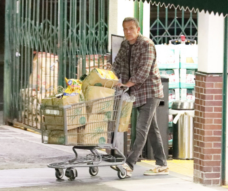 PREMIUM EXCLUSIVE Single man Ben Affleck grocery shopping at night