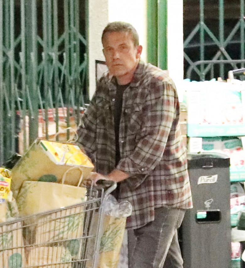 PREMIUM EXCLUSIVE Sad Ben Affleck Shops For Snacks As He Takes On The Bachelor Life Once Again