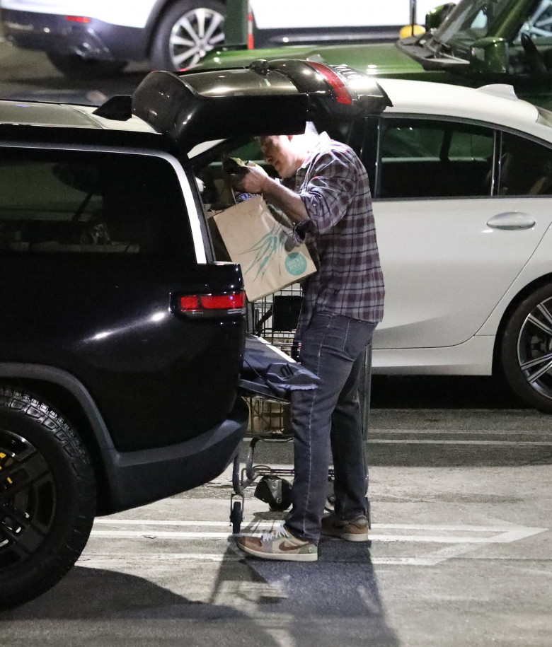 PREMIUM EXCLUSIVE Sad Ben Affleck Shops For Snacks As He Takes On The Bachelor Life Once Again