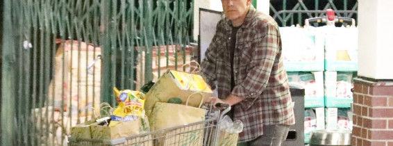 PREMIUM EXCLUSIVE Single man Ben Affleck grocery shopping at night