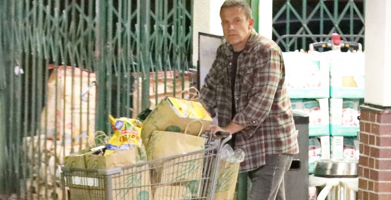 PREMIUM EXCLUSIVE Single man Ben Affleck grocery shopping at night