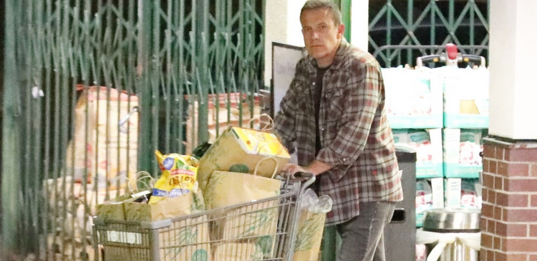 PREMIUM EXCLUSIVE Single man Ben Affleck grocery shopping at night