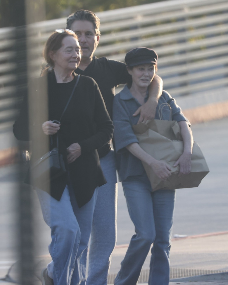 *EXCLUSIVE* Shannen Doherty and Chris Cortazzo share a sweet moment leaving Kristy's Malibu *Web Must Call for pricing*