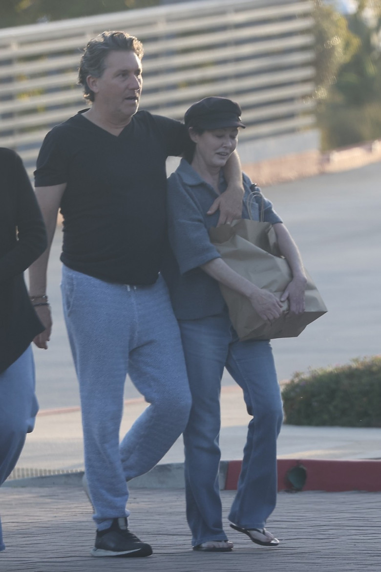 *EXCLUSIVE* Shannen Doherty and Chris Cortazzo share a sweet moment leaving Kristy's Malibu *Web Must Call for pricing*