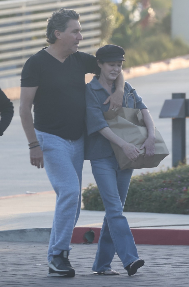 *EXCLUSIVE* Shannen Doherty and Chris Cortazzo share a sweet moment leaving Kristy's Malibu *Web Must Call for pricing*