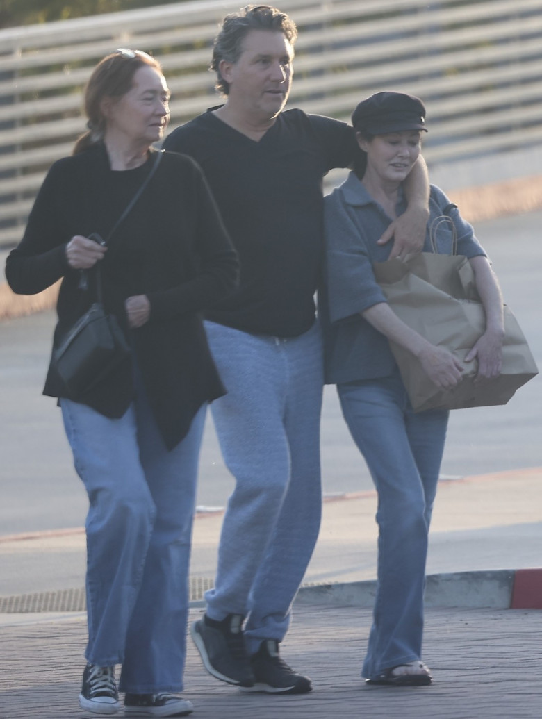 *EXCLUSIVE* Shannen Doherty and Chris Cortazzo share a sweet moment leaving Kristy's Malibu *Web Must Call for pricing*