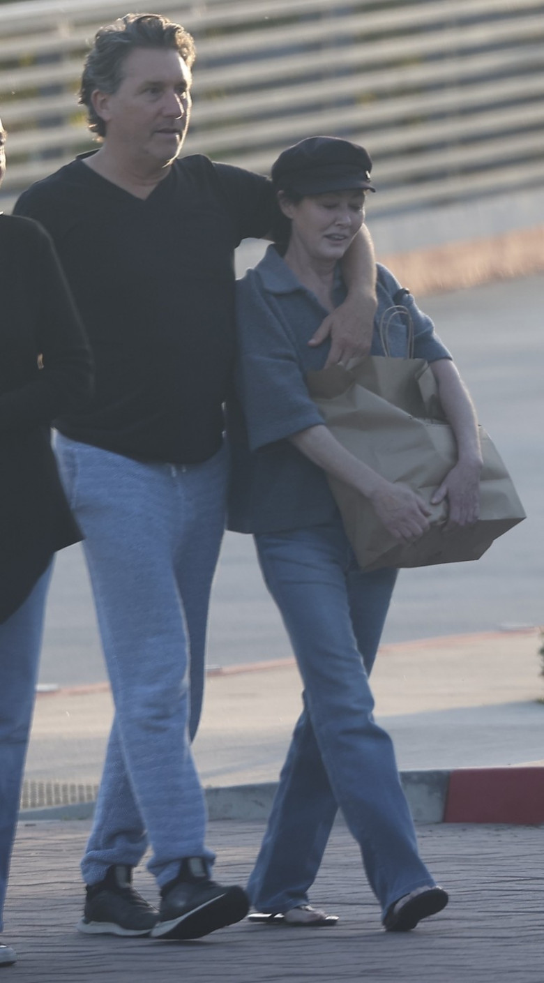 *EXCLUSIVE* Shannen Doherty and Chris Cortazzo share a sweet moment leaving Kristy's Malibu *Web Must Call for pricing*