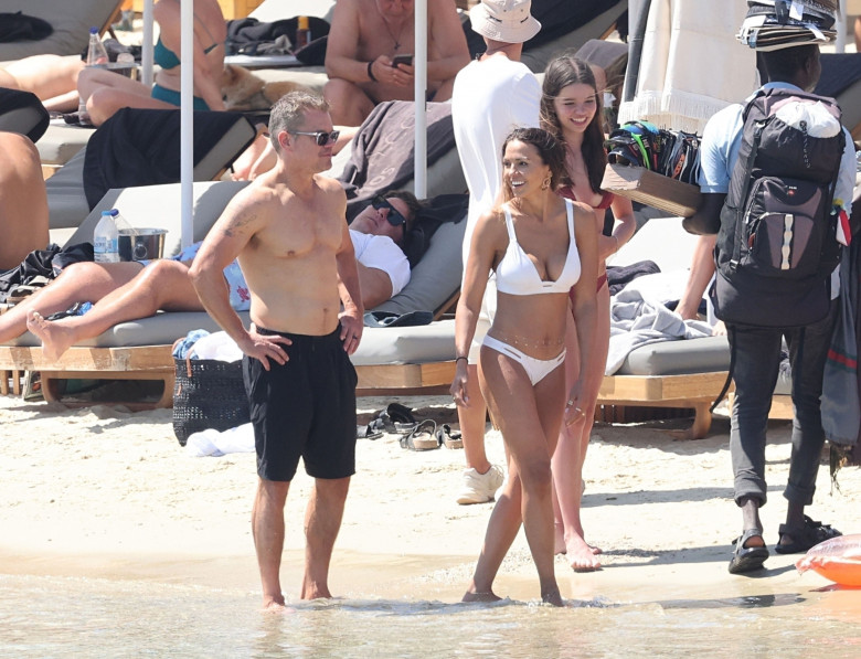 *PREMIUM-EXCLUSIVE* MUST CALL FOR PRICING BEFORE USAGE  - It's family fun in the sun for the American Actor Matt Damon with his wife Luciana Barroso during a day out on the beach during their Greek holiday with the Hemsworths out in Mykonos.*PICTURES TAK