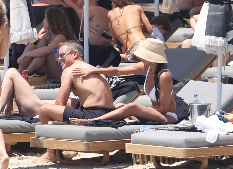 *PREMIUM-EXCLUSIVE* MUST CALL FOR PRICING BEFORE USAGE  - It's family fun in the sun for the American Actor Matt Damon with his wife Luciana Barroso during a day out on the beach during their Greek holiday with the Hemsworths out in Mykonos.*PICTURES TAK