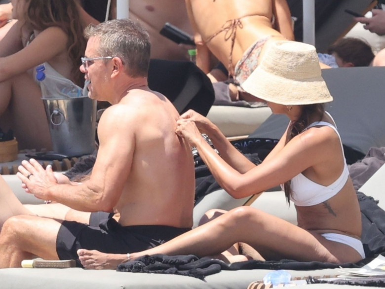 *PREMIUM-EXCLUSIVE* MUST CALL FOR PRICING BEFORE USAGE  - It's family fun in the sun for the American Actor Matt Damon with his wife Luciana Barroso during a day out on the beach during their Greek holiday with the Hemsworths out in Mykonos.*PICTURES TAK