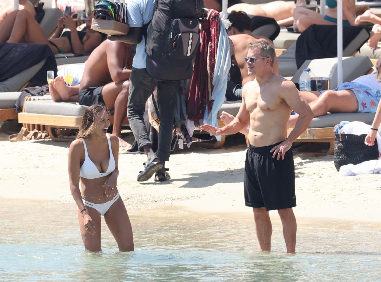 *PREMIUM-EXCLUSIVE* MUST CALL FOR PRICING BEFORE USAGE  - It's family fun in the sun for the American Actor Matt Damon with his wife Luciana Barroso during a day out on the beach during their Greek holiday with the Hemsworths out in Mykonos.*PICTURES TAK