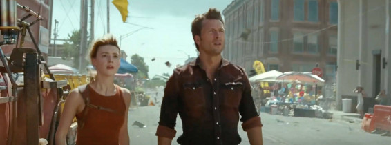 Twisters USA. Daisy Edgar-Jones and Glen Powell in the fim Twisters ((C) Warner Bros) a 2024 American disaster film dire