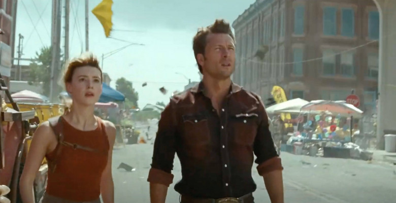 Twisters USA. Daisy Edgar-Jones and Glen Powell in the fim Twisters ((C) Warner Bros) a 2024 American disaster film dire