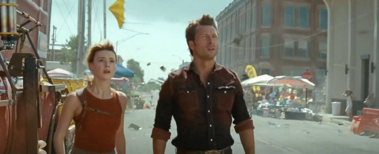 Twisters USA. Daisy Edgar-Jones and Glen Powell in the fim Twisters ((C) Warner Bros) a 2024 American disaster film dire