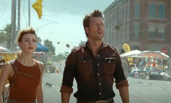 Twisters USA. Daisy Edgar-Jones and Glen Powell in the fim Twisters ((C) Warner Bros) a 2024 American disaster film dire