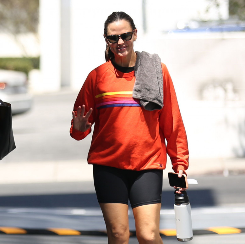 PREMIUM EXCLUSIVE Jennifer Garner is all smile after elevator incident