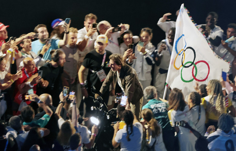 Tom Cruise, cascadorie uluitoare la ceremonia de închidere a Jocurilor Olimpice de la Paris 2024/ Profimedia