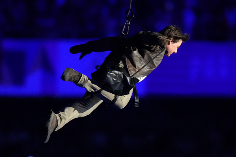 Tom Cruise, cascadorie uluitoare la ceremonia de închidere a Jocurilor Olimpice de la Paris 2024/ Profimedia