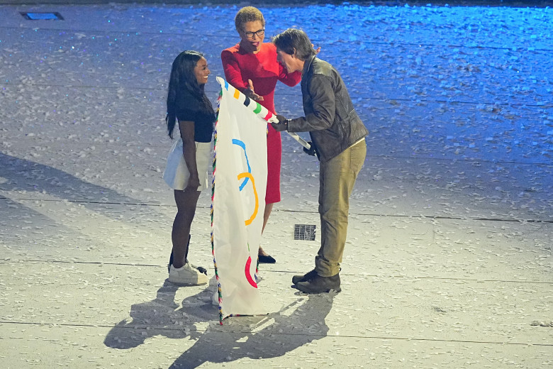 Tom Cruise, cascadorie uluitoare la ceremonia de închidere a Jocurilor Olimpice de la Paris 2024/ Profimedia