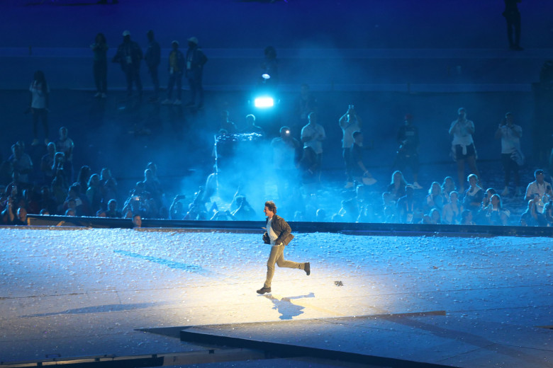 Tom Cruise, cascadorie uluitoare la ceremonia de închidere a Jocurilor Olimpice de la Paris 2024/ Profimedia