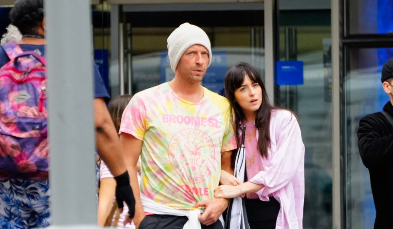 dakota johnson si chris martin (2)