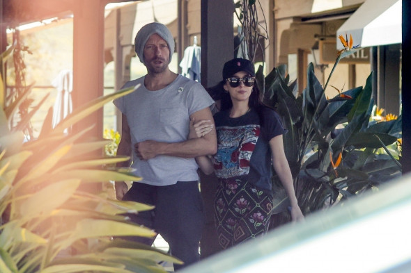 dakota johnson si chris martin