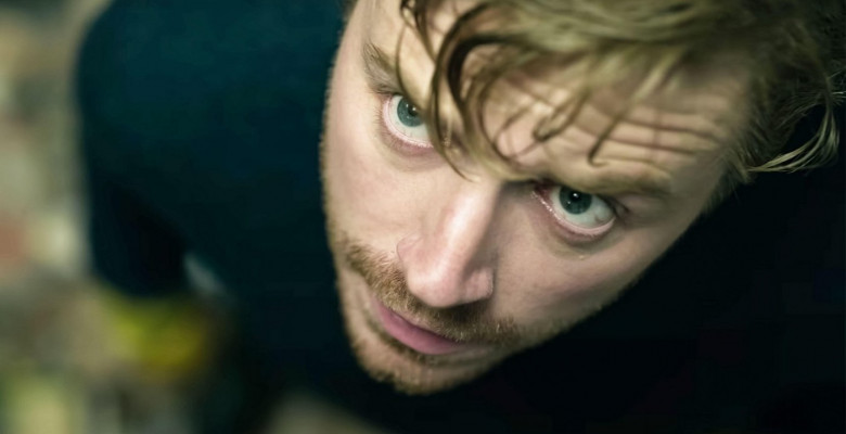 UK. Jack Lowden in a scene from the (C)Apple TV+ new series : Slow Horses  (2022)  Plot: Follows a team of British intelligence agents who serve in a dumping ground department of MI5 due to their career-ending mistakes. Led by their brilliant but irascib