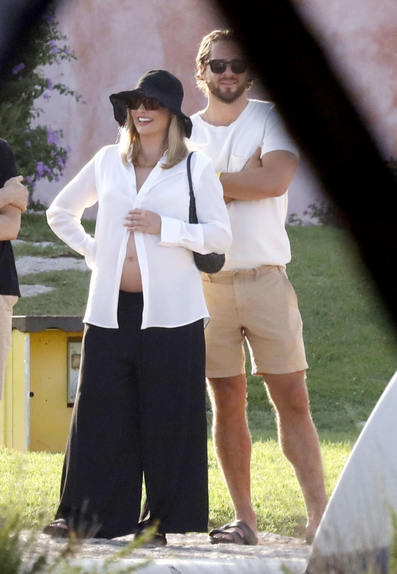 Margot Robbie și soțul ei, Tom Ackerley, în vacanță în Sardinia/ Profimedia