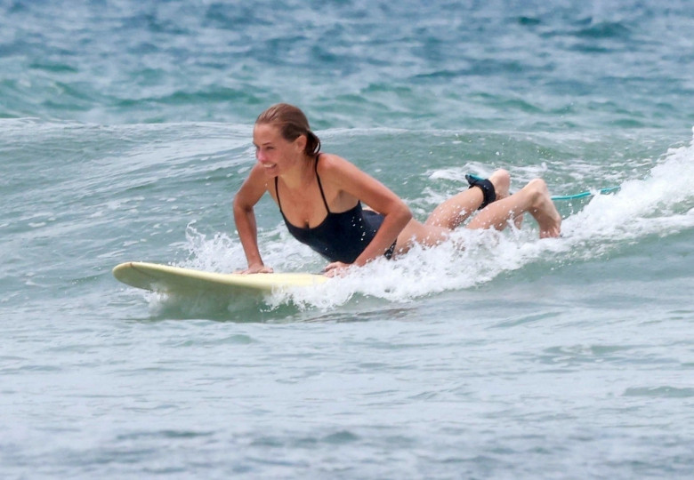 *PREMIUM-EXCLUSIVE* Sam and Lara Worthington hit the waves for a surfing session in Costa Rica