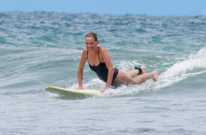 *PREMIUM-EXCLUSIVE* Sam and Lara Worthington hit the waves for a surfing session in Costa Rica