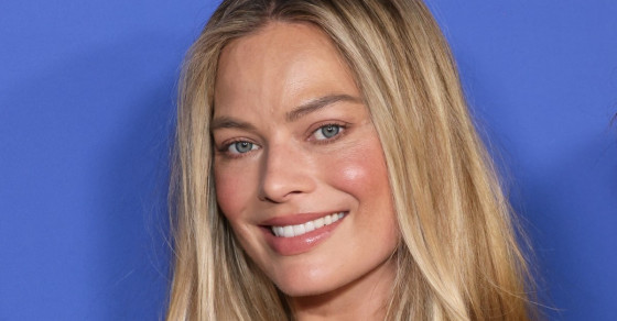 Graviduța Margot Robbie, superbă într-o rochie mulată, pe covorul roșu. Luminoasă, pe tocuri și nerăbdătoare să fie mamă