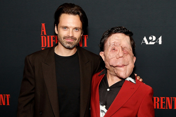 Sebastian Stan și Adam Pearson Profimedia Images (3)