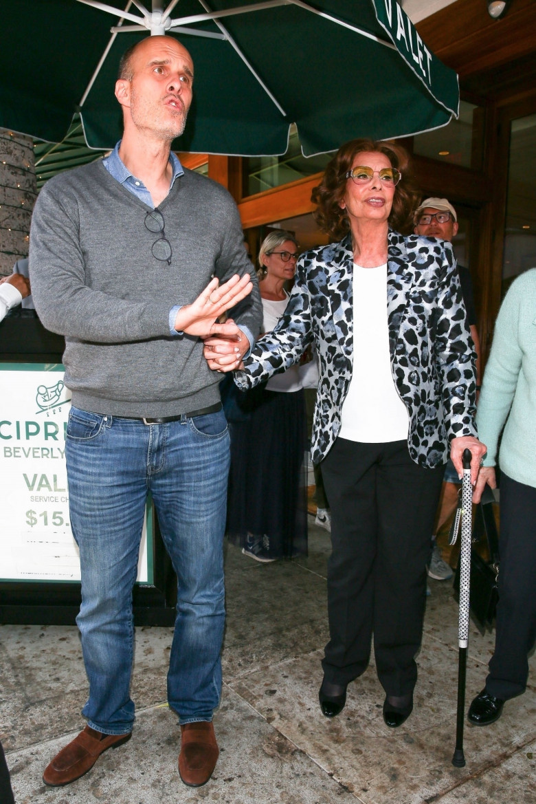 Sophia Loren poses for photos after enjoying lunch at Cipriani in Beverly Hills