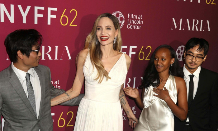 Angelina Jolie, împreună cu fiica sa Zahara și fiii ei Pax și Maddox, la premiera filmului „Maria”/ Profimedia