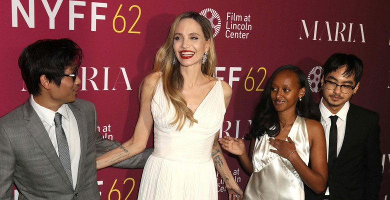 Angelina Jolie, împreună cu fiica sa Zahara și fiii ei Pax și Maddox, la premiera filmului „Maria”/ Profimedia