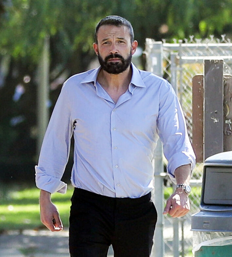 PREMIUM EXCLUSIVE Ben Affleck Battles The Heat During Santa Monica Dad Duties