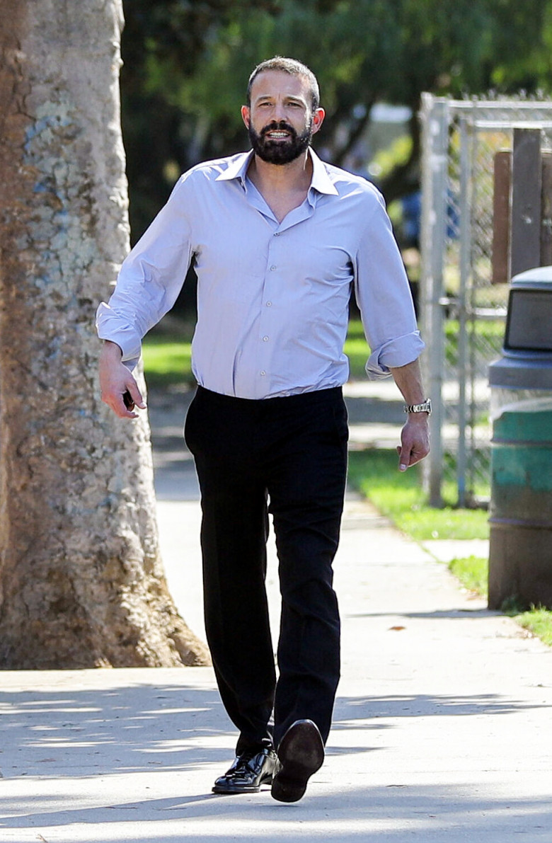 PREMIUM EXCLUSIVE Ben Affleck Battles The Heat During Santa Monica Dad Duties